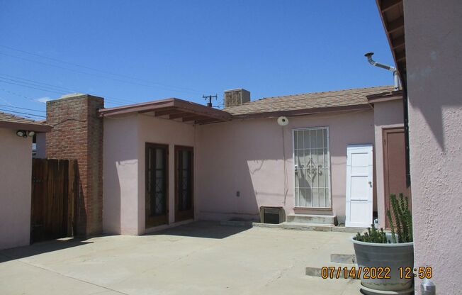 1 bed, 1 bath, $1,095, Unit 1421 1/2 El Rancho Dr