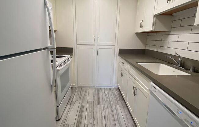 Beautiful one bedroom one bath unit in Mission Hills. Available Now!!!!