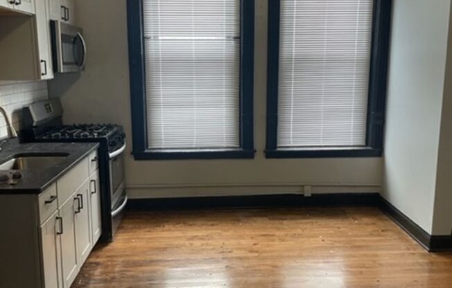 2 beds, 1 bath, 800 sqft, $1,600