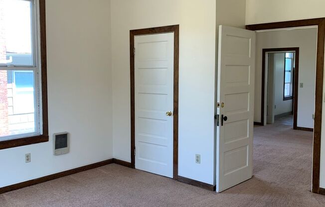 Large upstairs 2 Bedroom in Corbett/Lair Hill