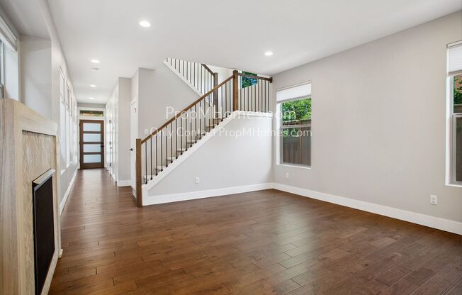 Stunning Home in St. Johns! Three Bedroom, Two and Half Baths with A/C!