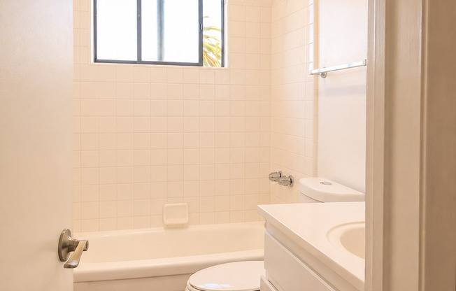 2 beds, 2 baths, 900 sqft, $2,395, Unit 303