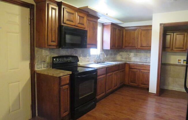 1 bed, 1 bath, $700, Unit 1604 NW Lindy Unit 3