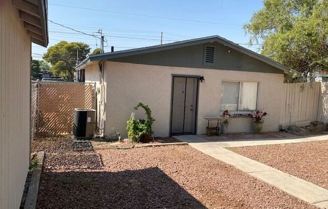 1 bed, 1 bath, $1,095, Unit Casita