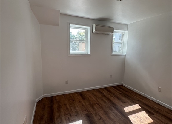 2 beds, 1 bath, $2,150, Unit 4