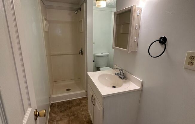 2 beds, 1 bath, $900, Unit 1226 W 7th St