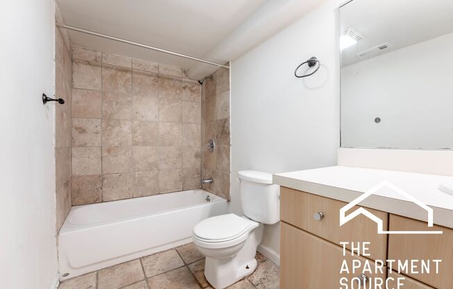 HUGE 4BR/2BA Duplex Close to Blue Line