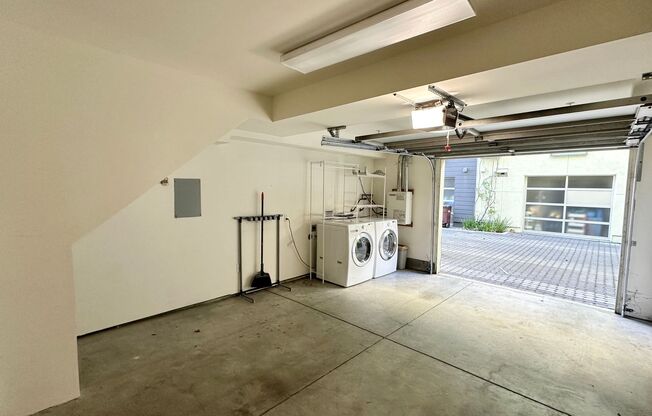 Spacious 3 Story 1 Bdrm+Den Townhome w/Private Garage near Pixar, Bay Street and IKEA