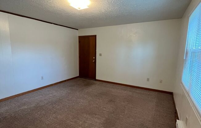 2 beds, 1 bath, 903 sqft, $1,170, Unit J-5