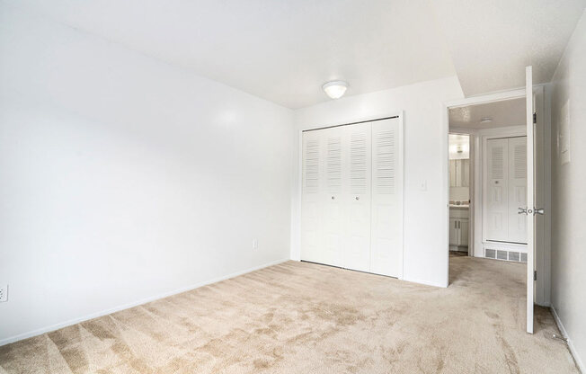bedroom with closet doors at Apple Ridge Apartments, Michigan, 49534