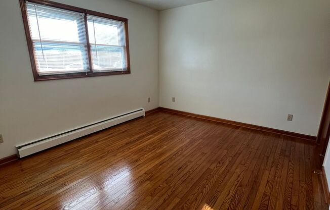 2 beds, 1 bath, 903 sqft, $1,290, Unit E-6