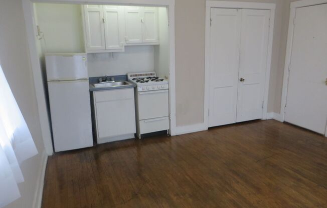 Studio, 1 bath, 400 sqft, $685, Unit #10