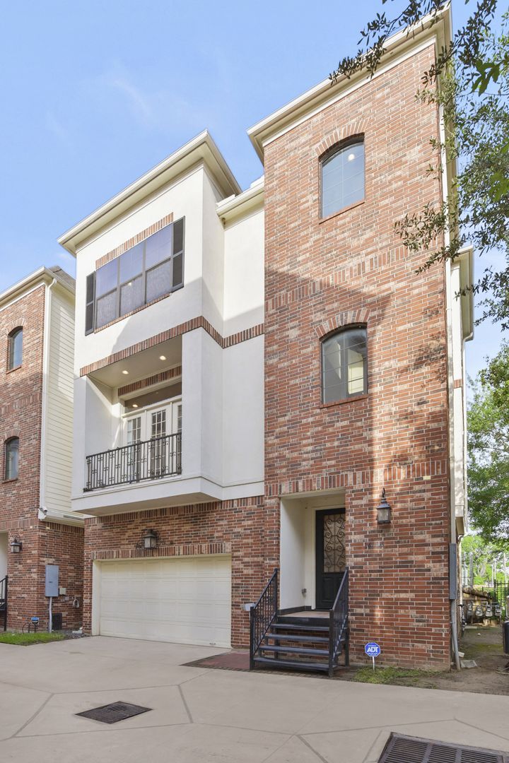 Elegant 3-Bedroom Home in Gated Inner Loop Community