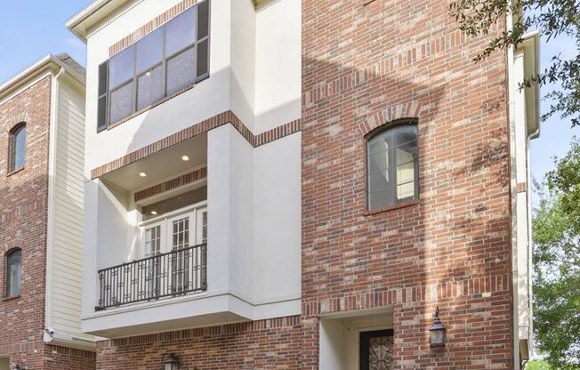 Elegant 3-Bedroom Home in Gated Inner Loop Community