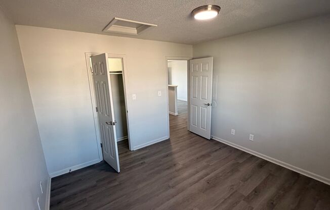 2 beds, 1 bath, 855 sqft, $1,049, Unit 3338-23
