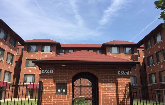 4837 51 N ALBANY AVE