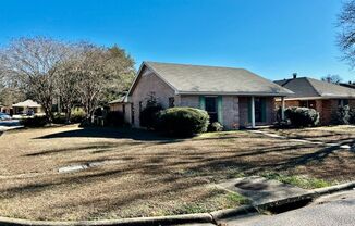 3/2 - Corner Lot - Brick, Fenced