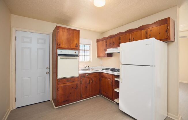 1 bed, 1 bath, 700 sqft, $950, Unit 1171 Woodland Ave #2