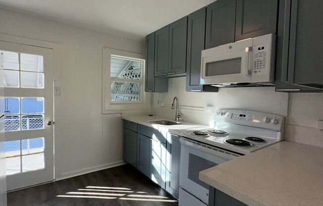 2 beds, 1 bath, $2,400, Unit unit 2