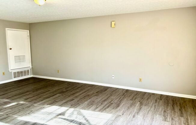 3 beds, 1 bath, 900 sqft, $850, Unit 526-204 Locher Alley