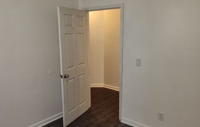 2 beds, 1 bath, $800, Unit 1W