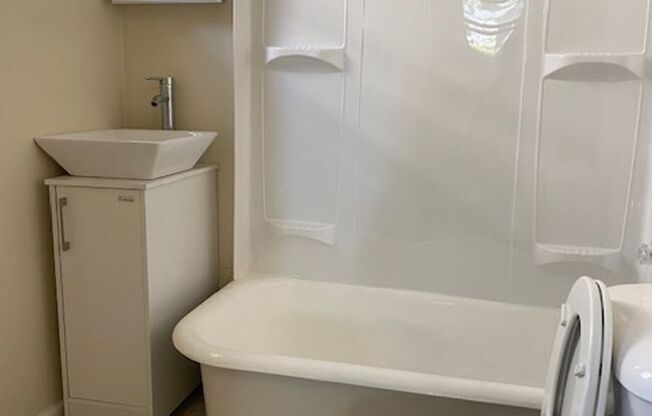 2 beds, 1 bath, $950, Unit 1B