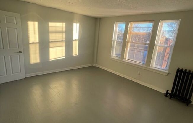 3 beds, 1 bath, $1,750, Unit 147 Belmont Ave Unit #4L