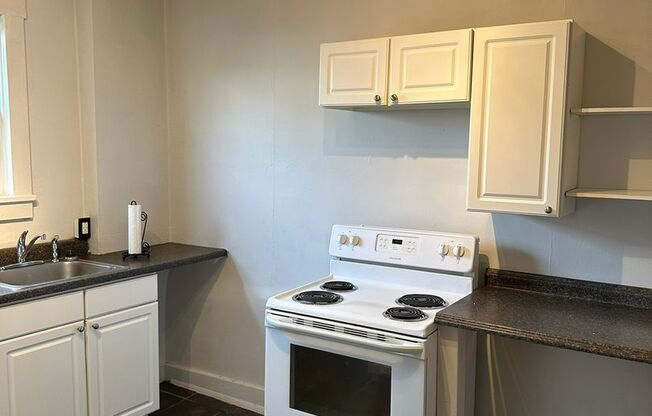 2 beds, 1 bath, $600, Unit Apartment A