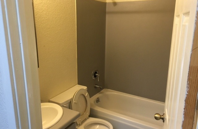 2 beds, 1 bath, 703 sqft, $995, Unit 1121-111