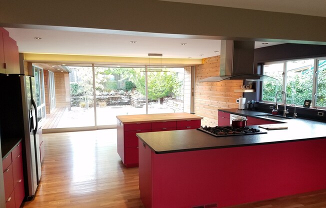 Beautiful Modern Custom Home in Great Salem Neighborhood!