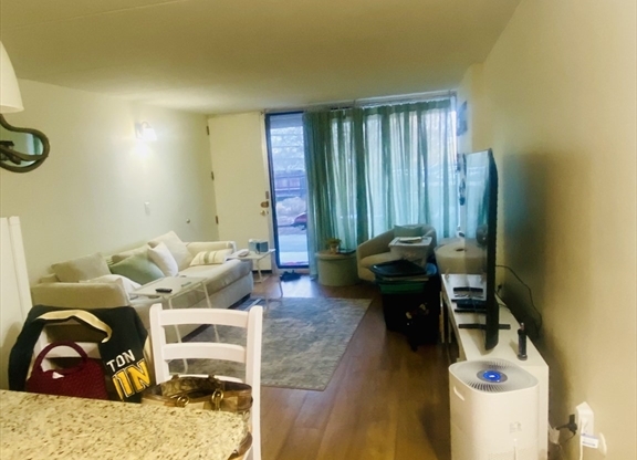 2 beds, 1 bath, 850 sqft, $2,675, Unit T-37