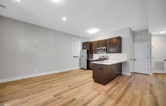 2735 W Polk St
