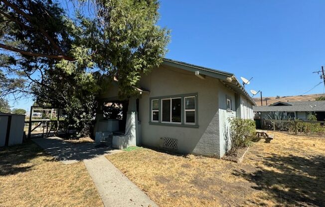 3 beds, 1 bath, $3,200