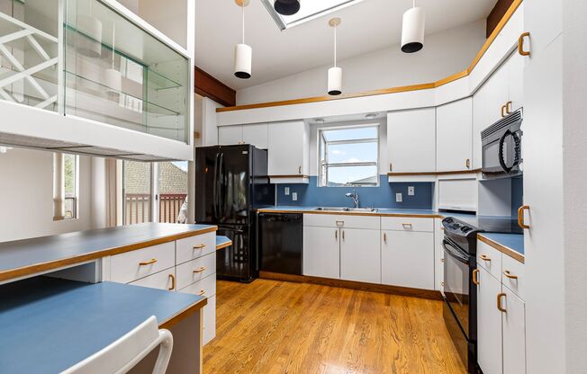 Lower Kennydale - Renton 4-bedroom 2.5 bath.