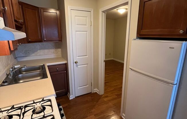 1 bed, 1 bath, 475 sqft, $895, Unit 29-B4