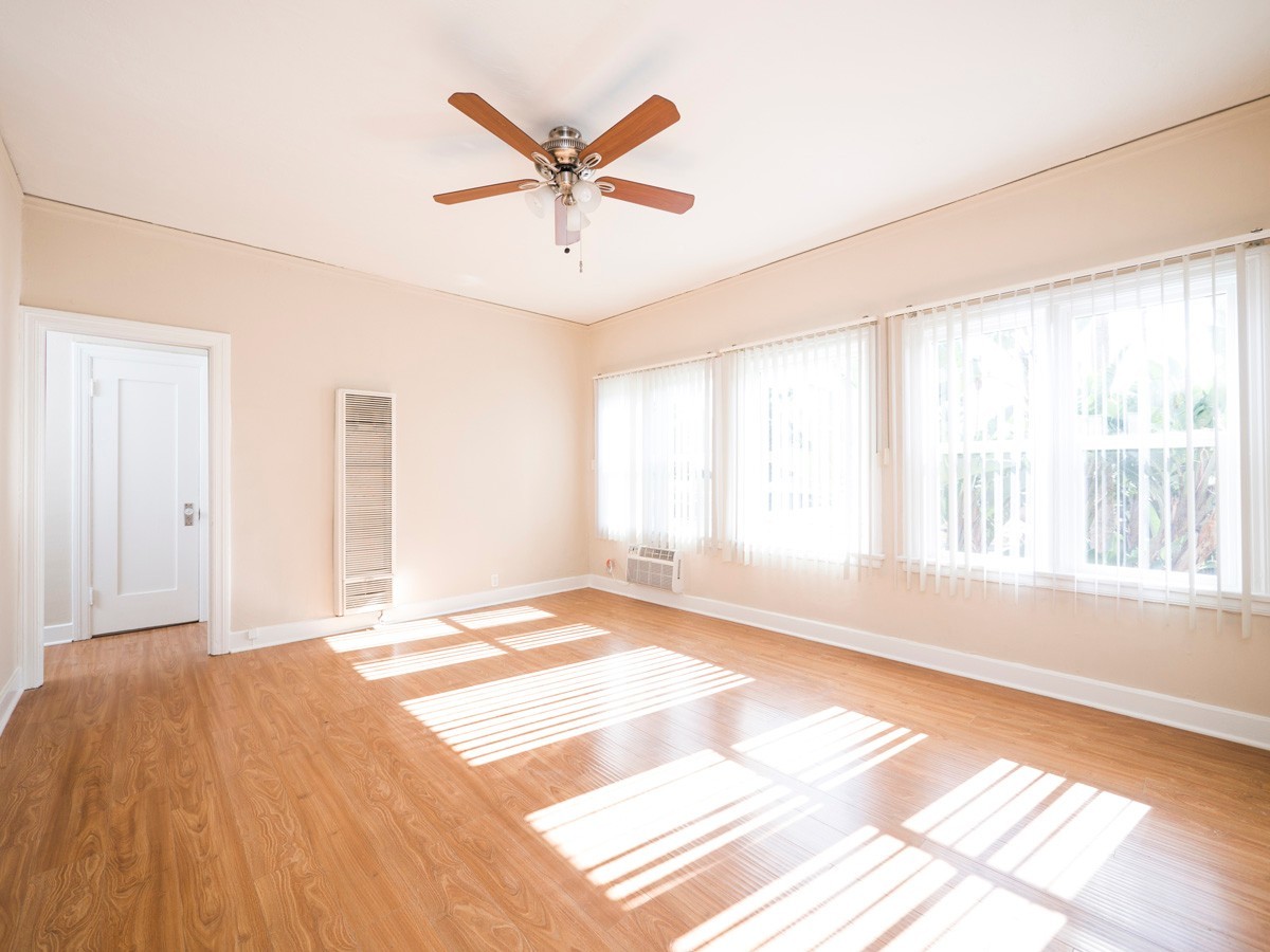 5225 De Longpre Ave