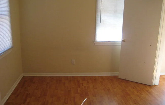 482 W 24 ST