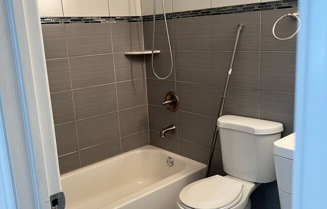 2 beds, 1 bath, 950 sqft, $1,495, Unit Unit B