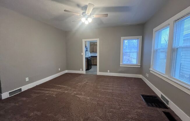 2 beds, 1 bath, 996 sqft, $875