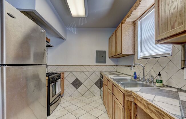 1 bed, 1 bath, 800 sqft, $945, Unit 1408 1/2