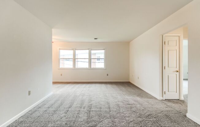 2 beds, 1 bath, $1,350, Unit 22