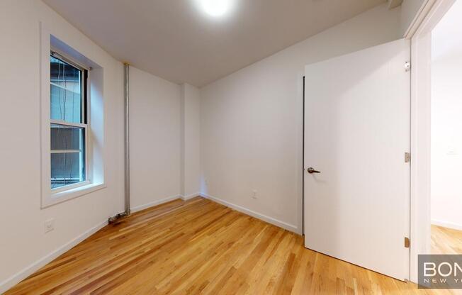 2 beds, 1 bath, $3,500, Unit 3RS