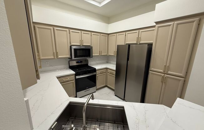Fully Remodeled 2bed/2bath Townhouse.