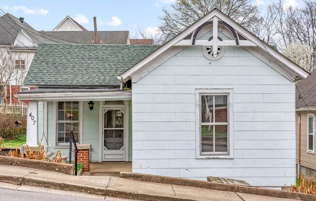 Cozy 2 Bedroom Downtown Home Available!