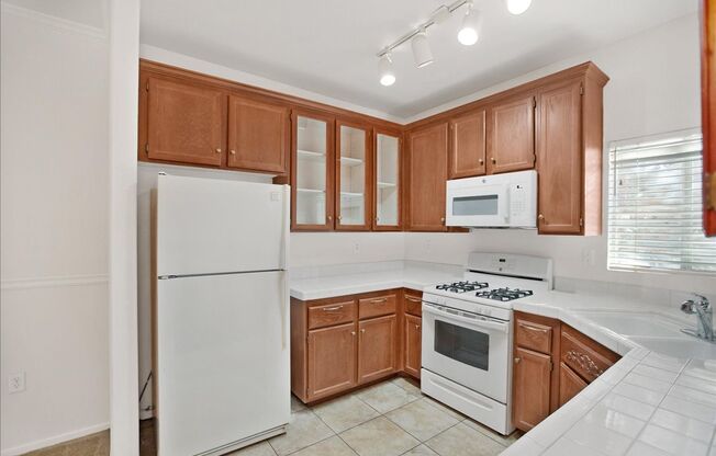 2 beds, 2 baths, $1,575, Unit # # 1821 VALLE VERDE DOCTOR 1821 75