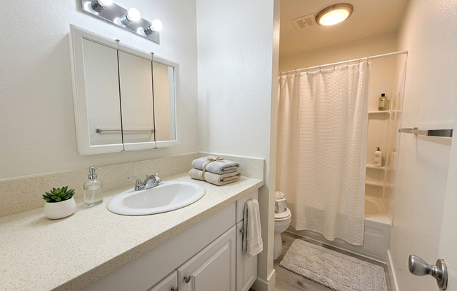 2 beds, 1 bath, 900 sqft, $1,650, Unit 224