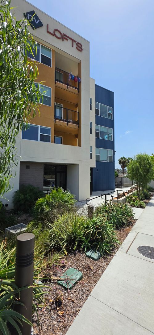 Studio, 1 bath, 443 sqft, $2,100, Unit 208