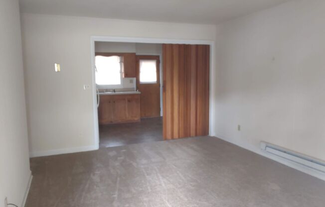 2 beds, 1 bath, 900 sqft, $700, Unit Apt 4