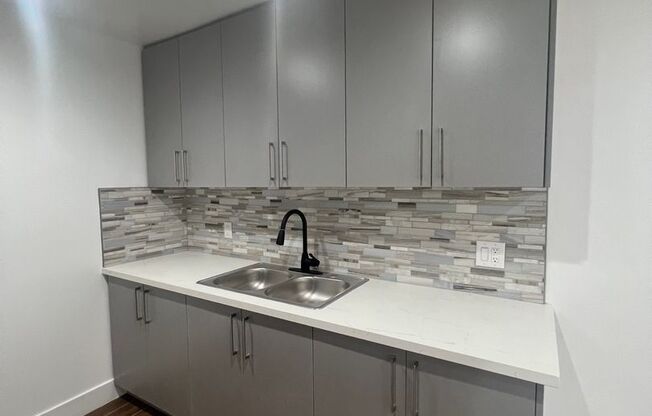 MANHATTAN LUXURY APARTMENTS LLC