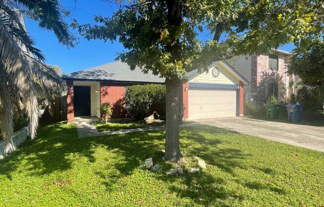 NICE 3 BEDROOM FEATURING AN ISLAND KITCHEN & SPACIOUS LIVING AREA**NORTHSIDE ISD